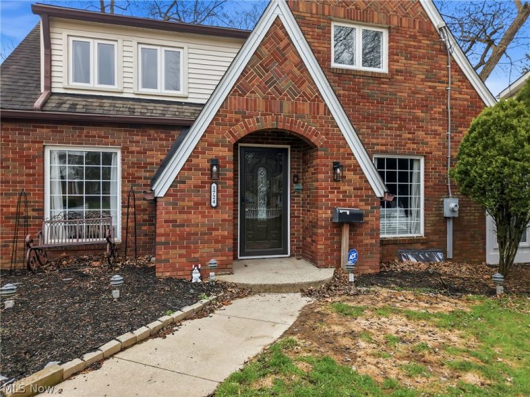 1724 Chestnut Boulevard, Cuyahoga Falls, OH - Photo 2