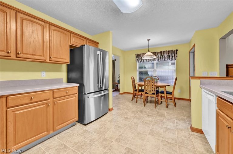 7596 Willow Woods Drive, North Olmsted, OH - Photo 6