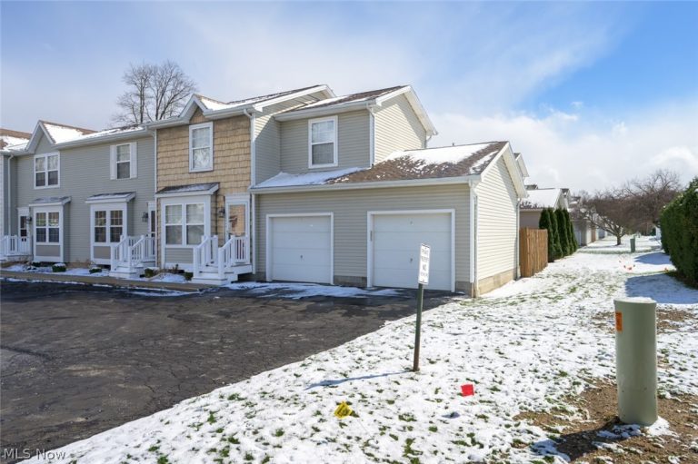 3204 Deer Trail #D, Cortland, OH - Photo 3