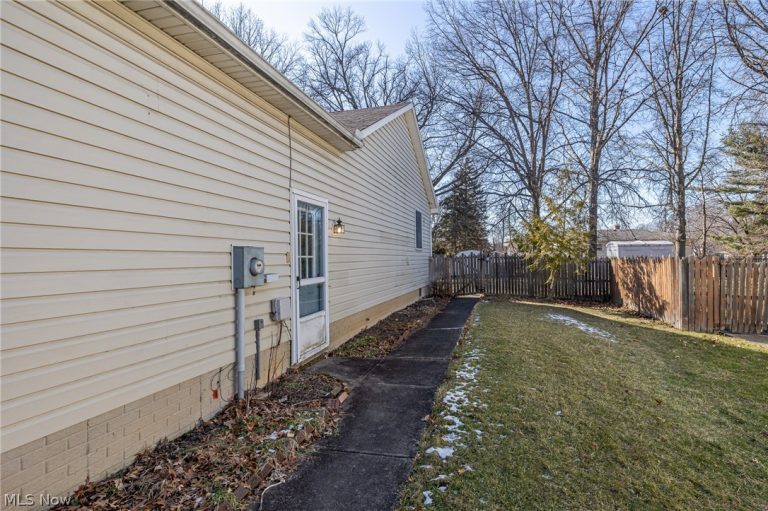1260 Meadowview Lane, Amherst, OH - Photo 3