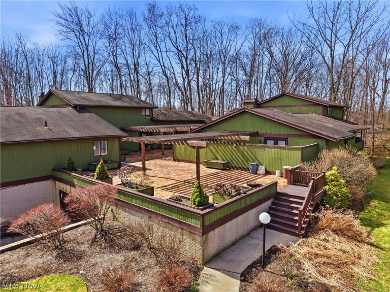 17650 Walnut Trail, Chagrin Falls, OH - Photo 2
