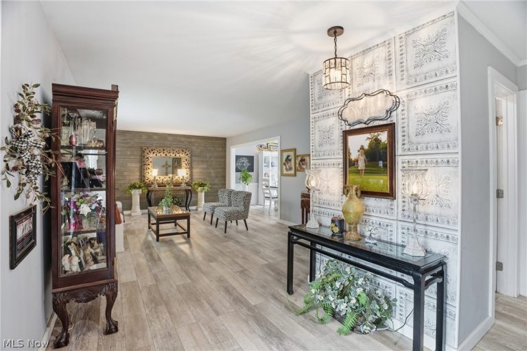 8 Poplar Drive, Vienna, WV - Photo 2