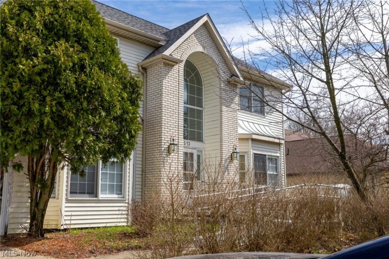 7571 Pleasant Run Drive, Seven Hills, OH - Photo 2