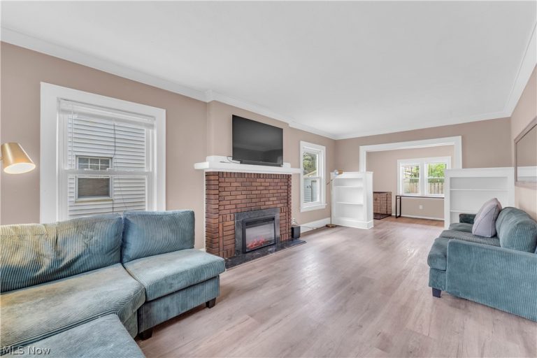 3566 Grosvenor Road, Cleveland Heights, OH - Photo 6
