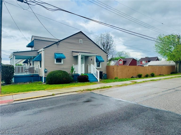 711 Victoria Avenue, Williamstown, WV - Photo 2