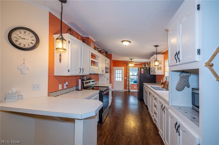 140 Luxor Lane, Amherst, OH - Photo 8