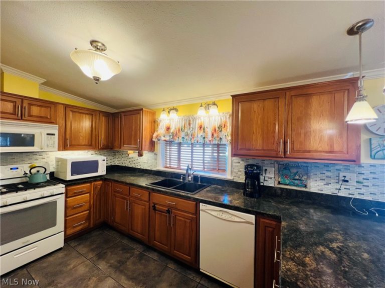 10552 Shasta Drive, Chardon, OH - Photo 4