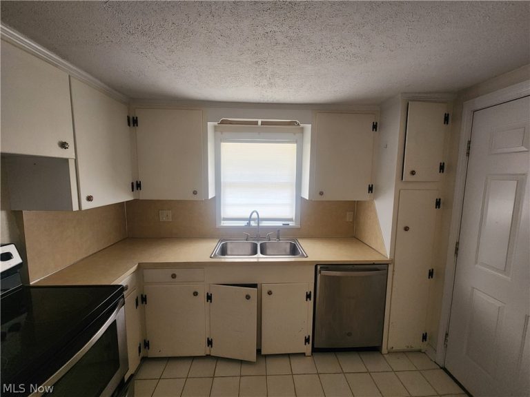 1367 Elmwood Avenue, North Canton, OH - Photo 4