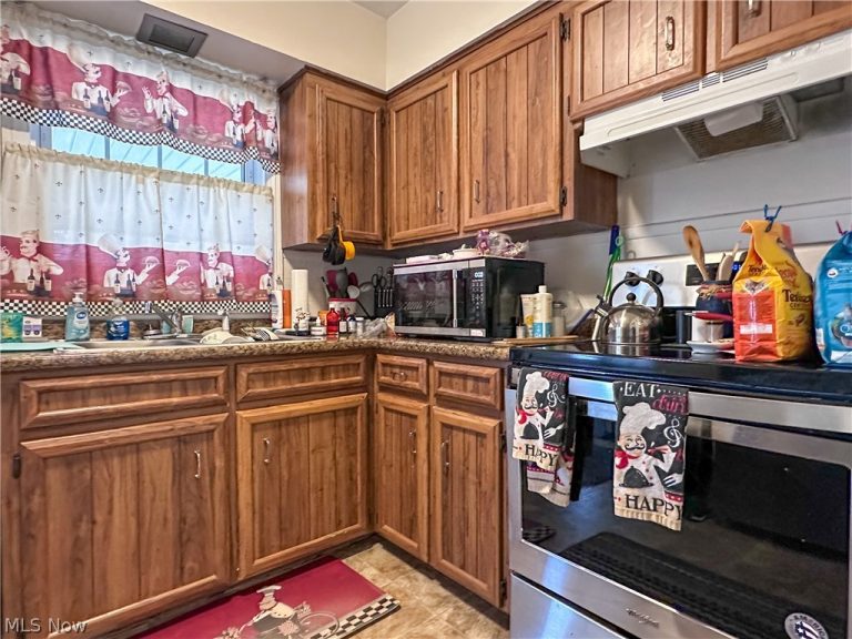 869 Frederick Street, Niles, OH - Photo 6