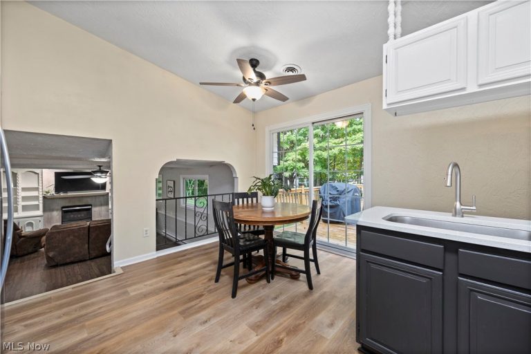 621 Van Oaks Drive, Amherst, OH - Photo 5