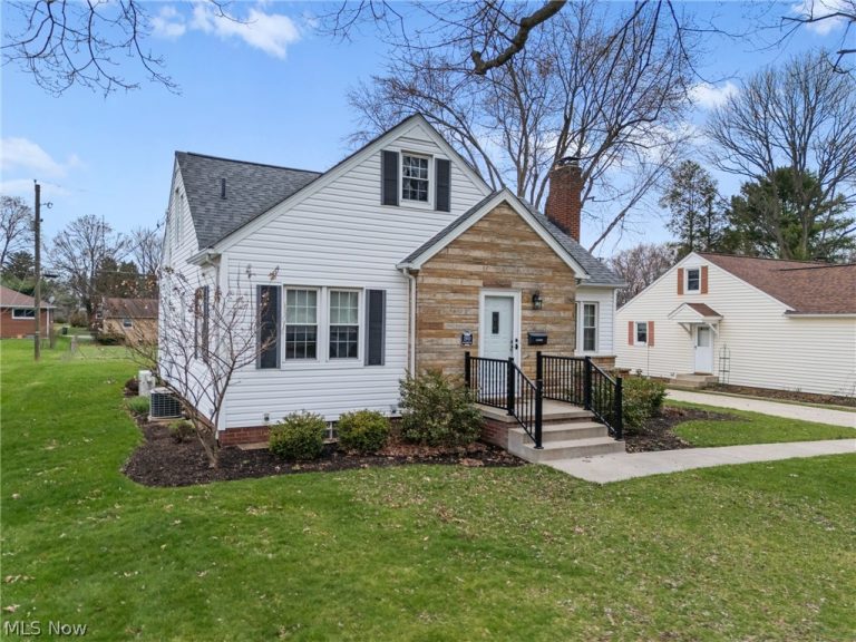 2883 Sharonwood Avenue, Canton, OH - Photo 2