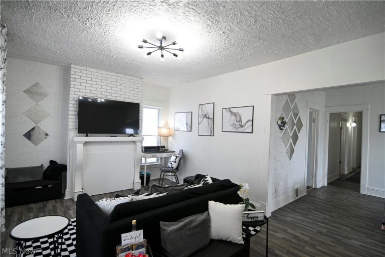 1856 Lampson Road #DW, Cleveland, OH - Photo 3