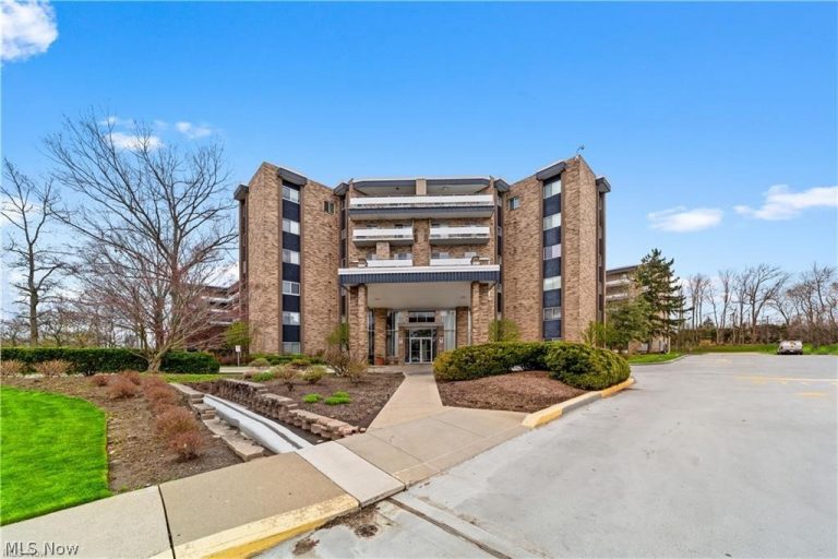 2112 Acacia Park Drive #312, Lyndhurst, OH, 44124