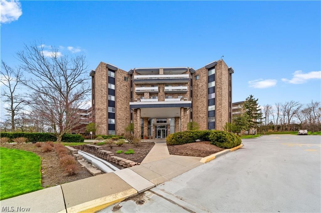 2112 Acacia Park Drive #312, Lyndhurst, OH