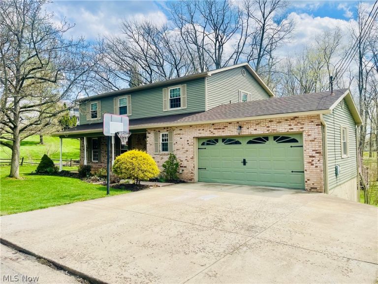 207 N Hills DR, Parkersburg, WV - Photo 2