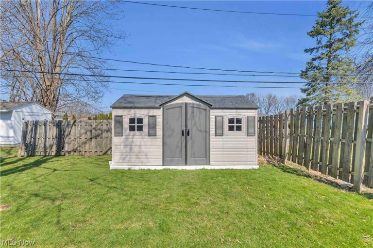 26928 Fairfax Lane, North Olmsted, OH - Photo 6