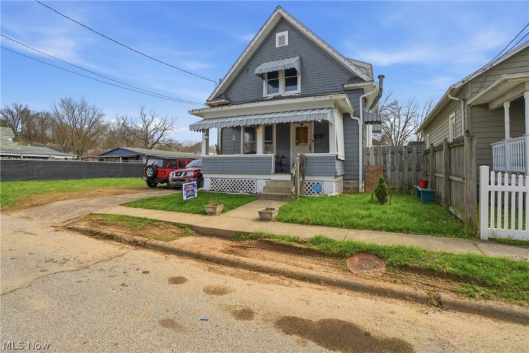 2318 Clement Avenue, Parkersburg, WV - Photo 2