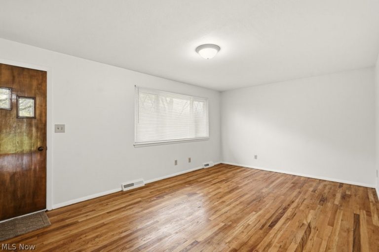 513 Lynnview Drive, Sagamore Hills, OH - Photo 3