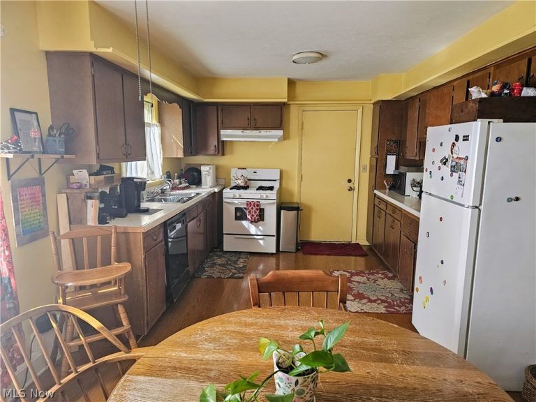 214 Cherry Lane, Avon Lake, OH - Photo 6