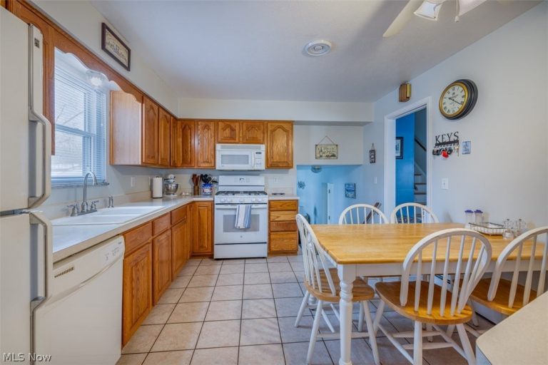 6230 Somerset Drive, North Olmsted, OH - Photo 8