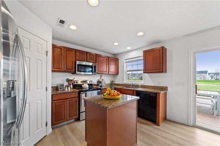 6120 Greenview Trail, North Ridgeville, OH - Photo 6