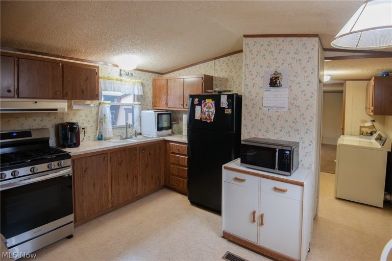 708 Country Pines Drive, Warren, OH - Photo 3