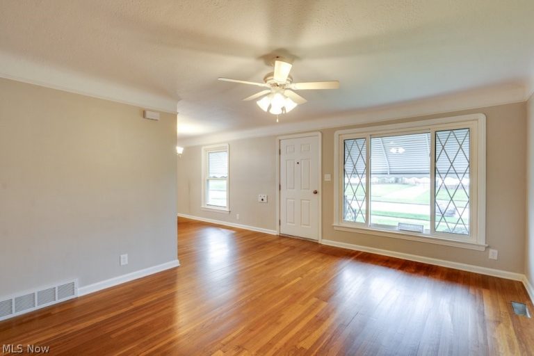 8208 Wainstead Drive, Parma, OH - Photo 5