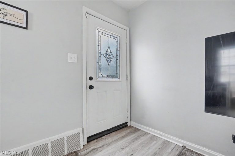 834 Sarcee Avenue, Akron, OH - Photo 6