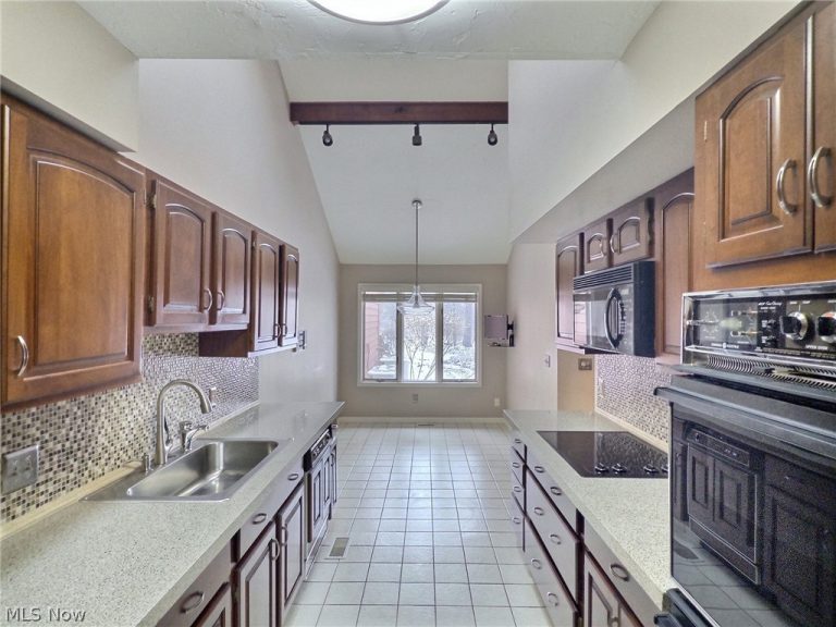 25818 Fairmount Boulevard, Beachwood, OH - Photo 5
