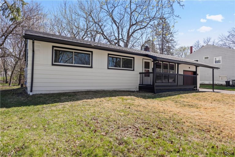 105 Woodhill Drive, Amherst, OH - Photo 2