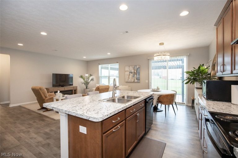 701 Cedar Crest Drive, Elyria, OH - Photo 5