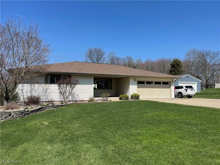 402 thomas Lane, Girard, OH, 44420