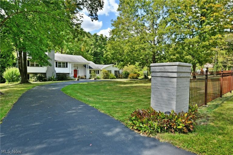 4810 Logan Way, Hubbard, OH - Photo 2