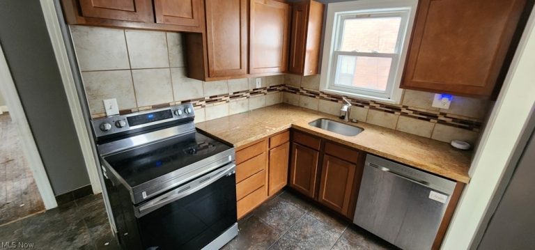 3599 Grosvenor Road, Cleveland Heights, OH - Photo 6