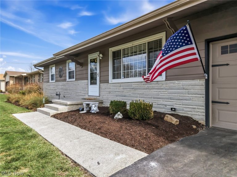2855 Vollmer Drive, Austintown, OH - Photo 2