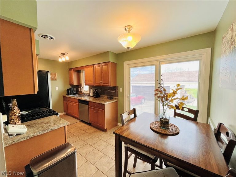 15546 Hummel Road, Brook Park, OH - Photo 6