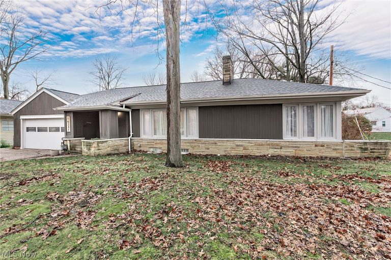 16237 Forest Hills Boulevard, Cleveland Heights, OH - Photo 3