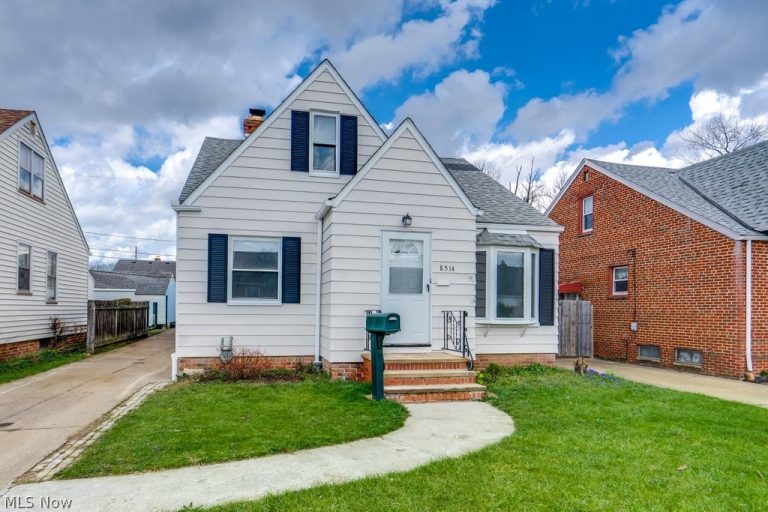 8514 Deerfield Drive, Parma, OH - Photo 2