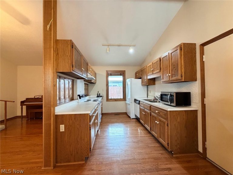 1044 Brimfield Drive, Medina, OH - Photo 3