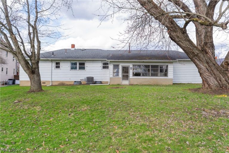 529 Warren Avenue, Niles, OH - Photo 2