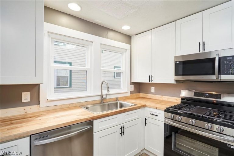 1181 Pondview Avenue, Akron, OH - Photo 6