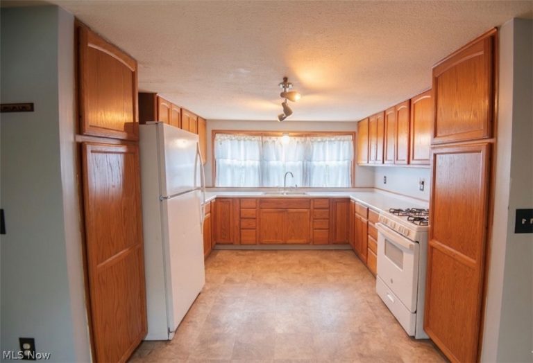 29 Wilderness Court, Warren, OH - Photo 5