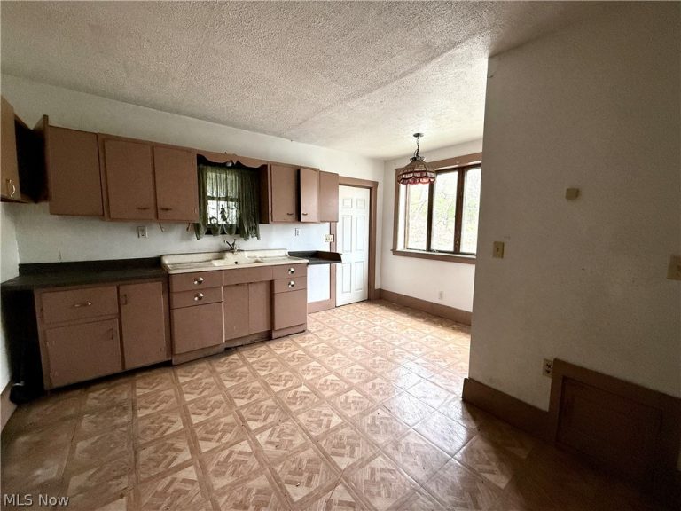 3008 Wilson Avenue, Campbell, OH - Photo 2