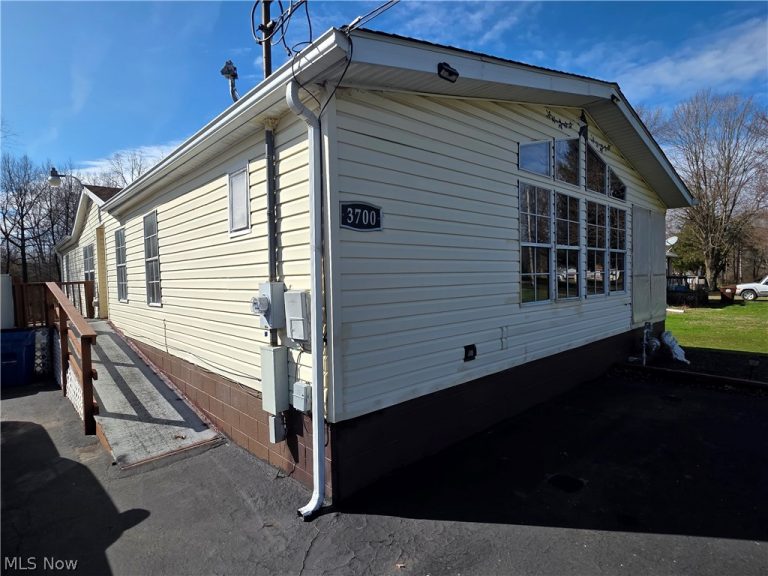 3700 Liberty Avenue, Hubbard, OH - Photo 3