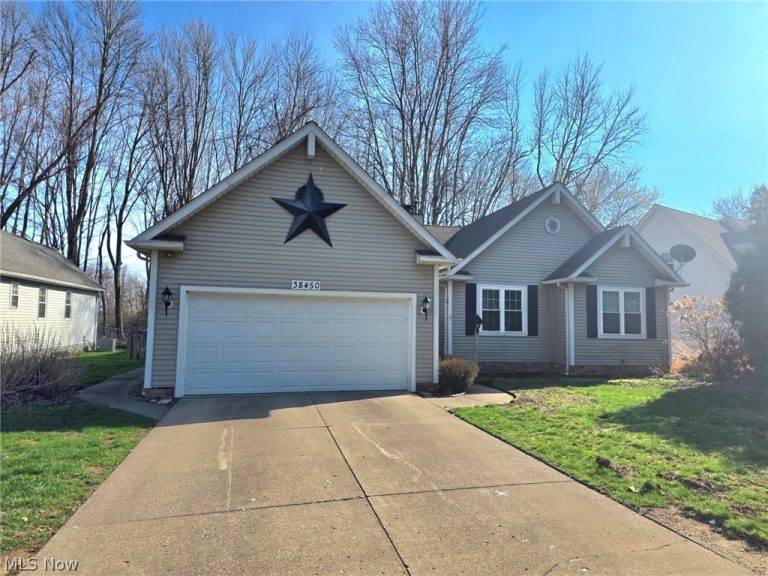 38450 Crossbrook Avenue, Willoughby, OH - Photo 2