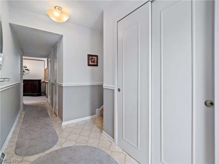 1044 Joy Oval, Seven Hills, OH - Photo 5