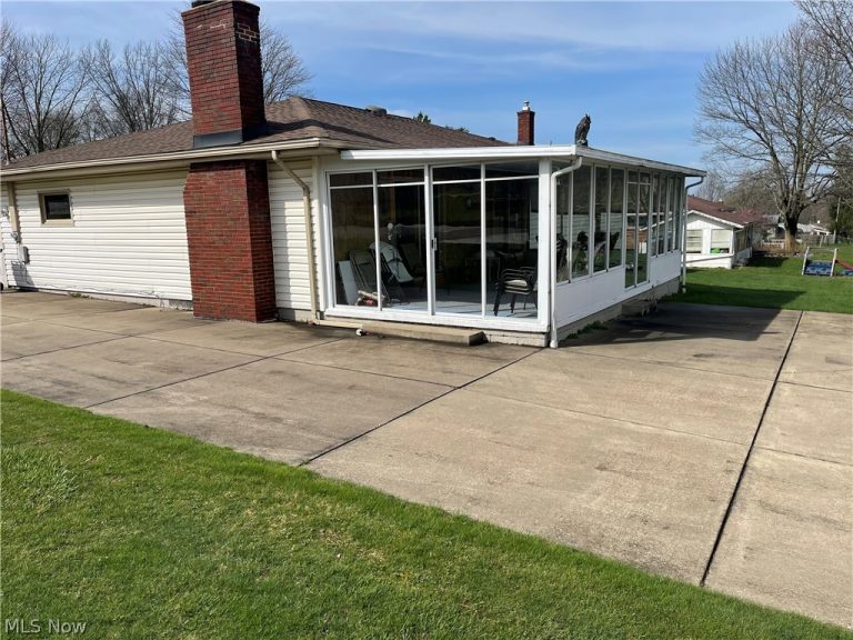 402 thomas Lane, Girard, OH - Photo 8