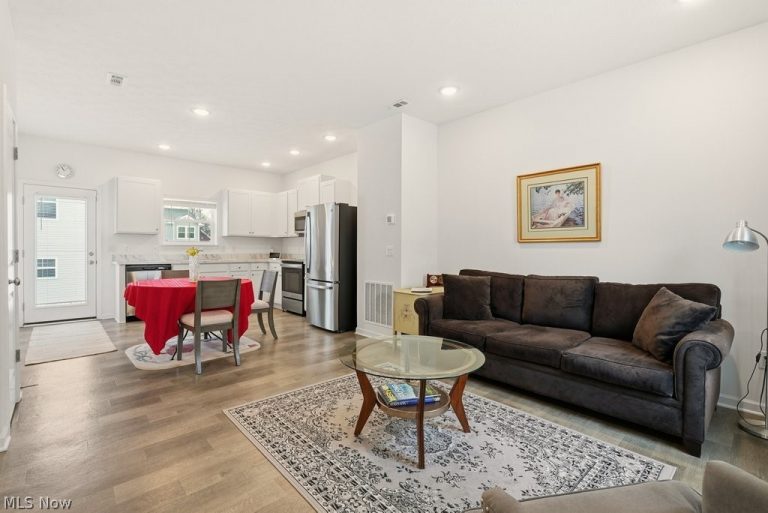 677 Crossings Lane, Akron, OH - Photo 2