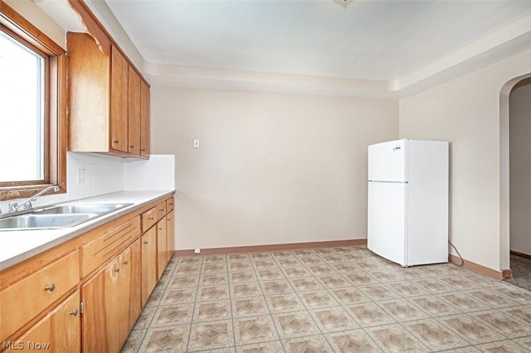 4633 Warner Road, Garfield Heights, OH - Photo 5