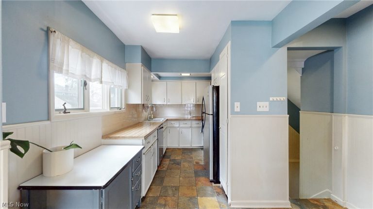 1940 Falls Avenue, Cuyahoga Falls, OH - Photo 8